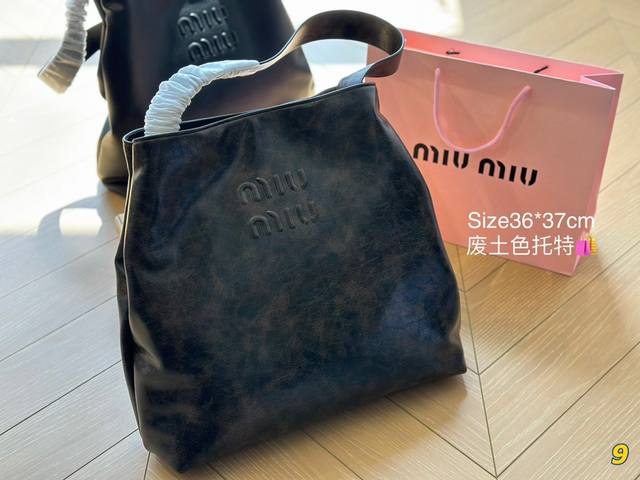 Size 36*37Cm 被miumiu征服的一天 Miuniu Tote托特包 最新秀款包包 跟上大包的节奏 随意慵懒 本季最爆 无法反驳吧了吧