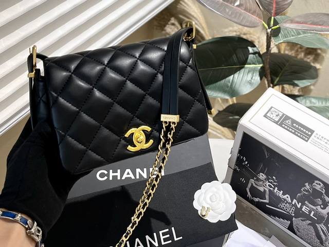 折叠礼盒 Chanel 23B 邮差方胖子 邮差方胖子都是感觉属于实用型 包身羊皮 黑金搭 配 整体全是经典元素 手拎斜挎都超级美 完全是日 常包包必用款 可以 - 点击图像关闭