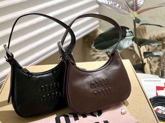 纯皮 Miumiu新品 浮雕 腋下包 牛皮质地 时装 休闲 不挑衣服 尺寸21*13Cm