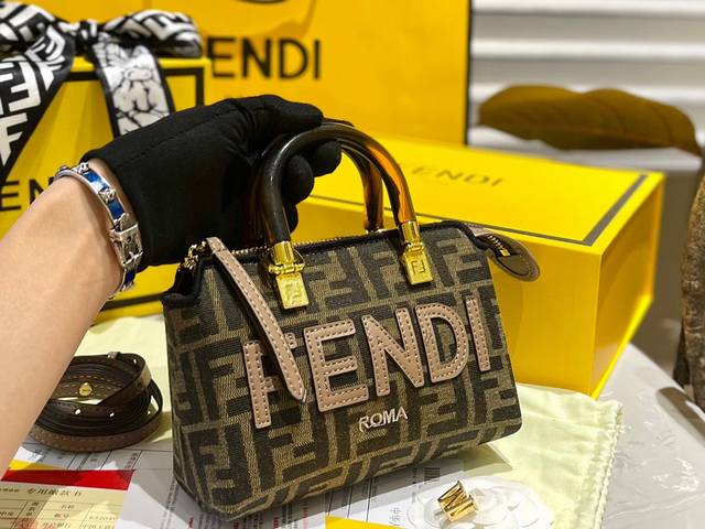 折叠礼盒 配丝巾 芬迪fendi 老花枕头包mimi By The Way系列 小身材大容量 小小只巨可爱 可手提可斜挎 上身可甜可盐 尺寸18.12Cm