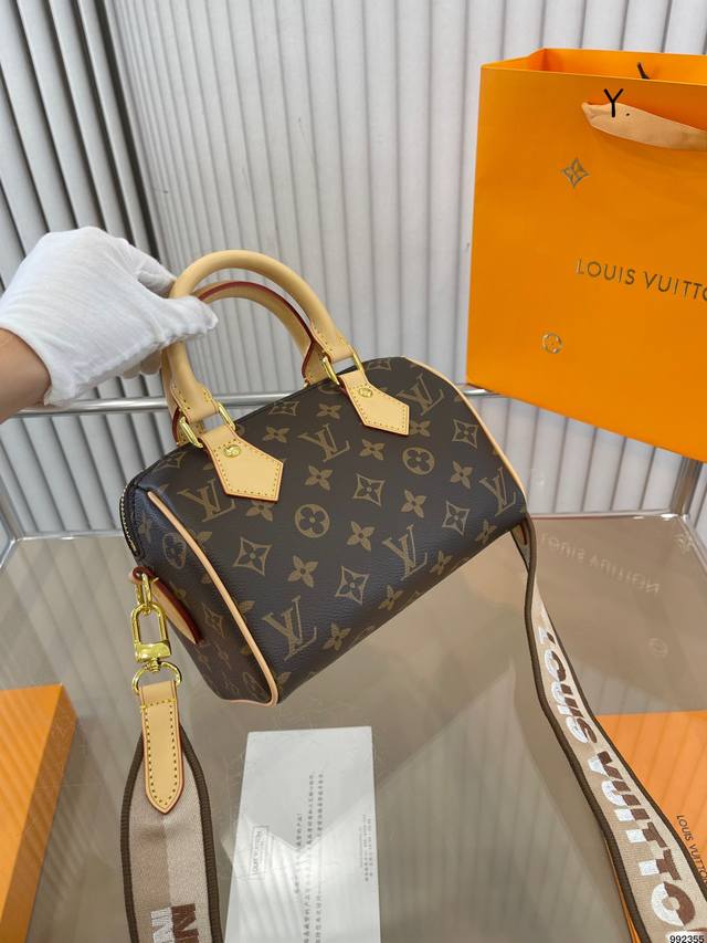 Lv Speedy 真的是不会轻易踩雷的单品之一了 日常百搭什么风格都可以驾驭 这个包细节非常多 手柄是手缝的 颗粒饱满 印花清晰越背越有质感 尺寸 20 14