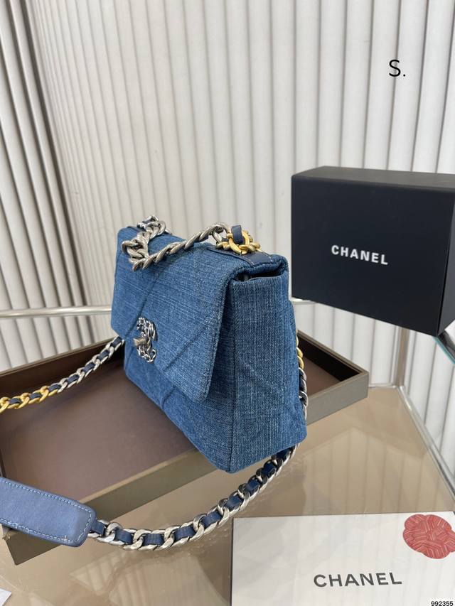 Chanel香奈儿19 Bag 拿到手里才感觉到它的魅力 时尚休闲 上身绝美 这份质感 小仙女们值得拥有 尺寸 25 17