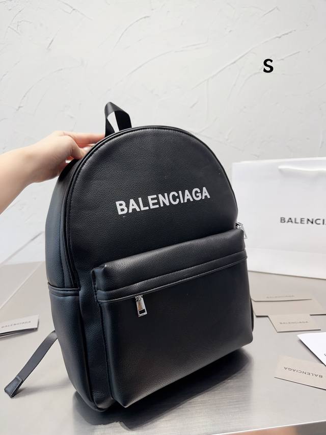 巴黎世家balenciaga新款双肩包 高级定制 .进口头层小牛皮2021专柜最新明星同款双肩包josh双肩包成为彰显个性的时尚之选 轻质而空间宽敞 此款背包可