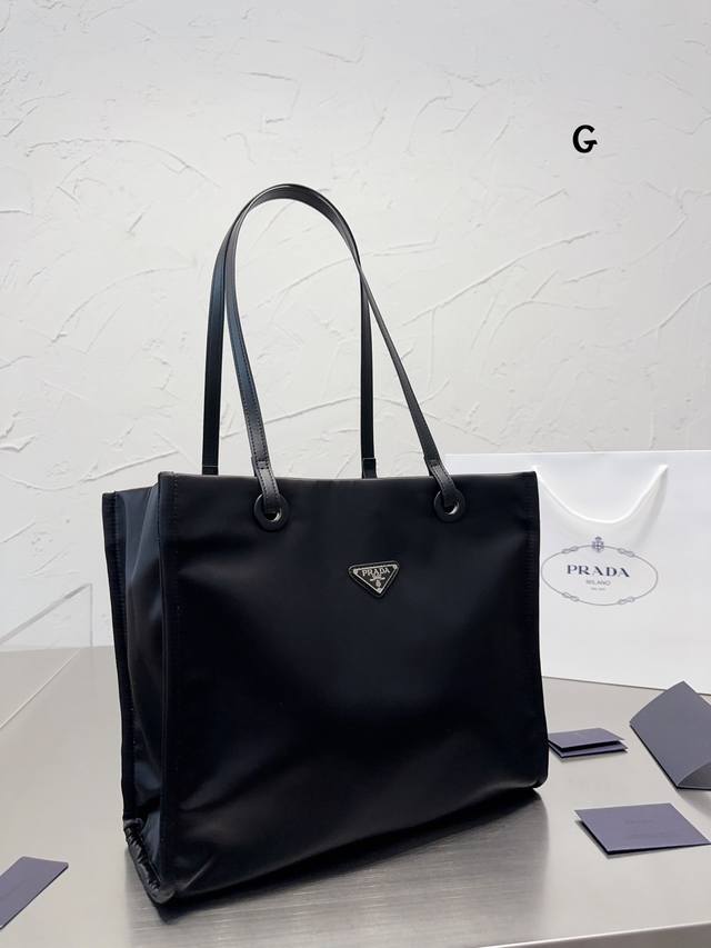 Prada最新23Tote 购物袋 这个系列将是prada接下来一整季的主打款式 Prada 手袋的曲线型设计十分醒目 当手包很优雅 时尚百搭 也很轻便哦 尺寸