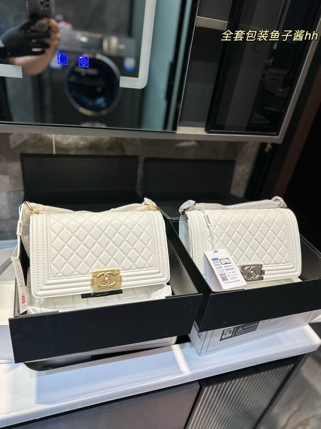 折叠飞机礼盒 Chanel Leboy23Ss新品 跟cf相比 Le Boy 更多的是硬气 也更为年轻化 更好搭配 包身牛皮品质 融合2.55复刻包型 配上方形