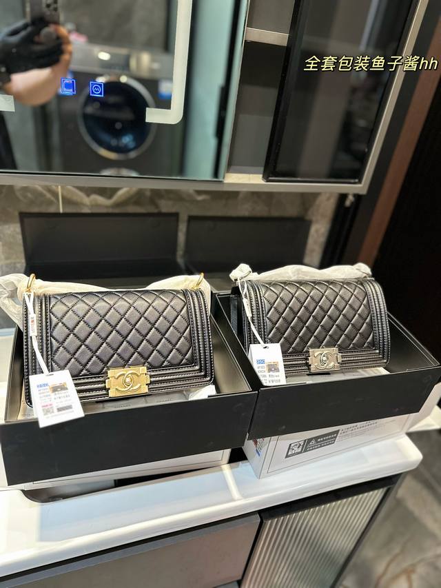 折叠飞机礼盒 Chanel Leboy23Ss新品 跟cf相比 Le Boy 更多的是硬气 也更为年轻化 更好搭配 包身牛皮品质 融合2.55复刻包型 配上方形