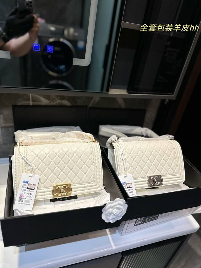 折叠飞机礼盒 Chanel Leboy23Ss新品 跟cf相比 Le Boy 更多的是硬气 也更为年轻化 更好搭配 包身牛皮品质 融合2.55复刻包型 配上方形