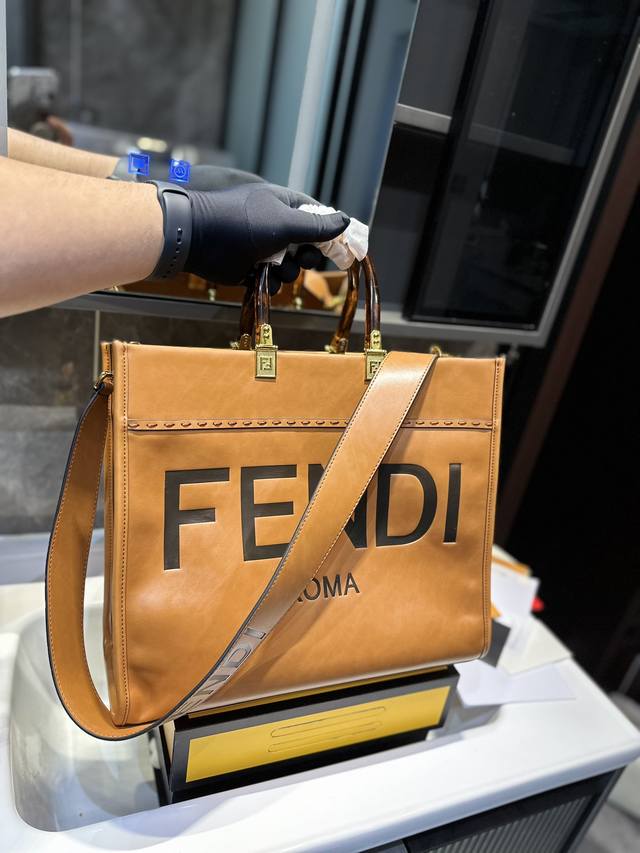 F家 Fendi Peekabo 购物袋 经典的tote造型 但是这款最大的特点 手提腋下c 尺寸36Cm