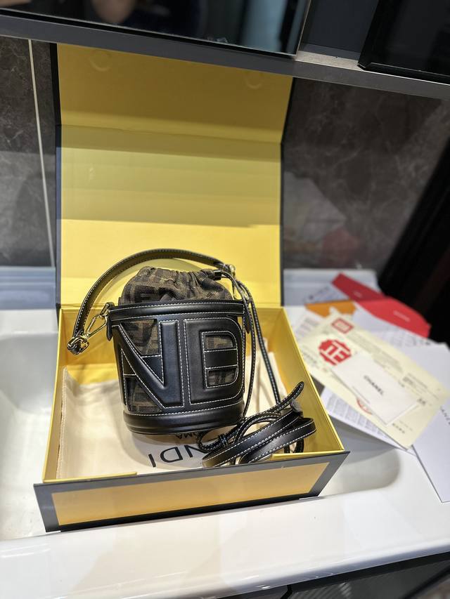 原单复刻版 Fendi 芬迪 微爷同款网红vintage复古老花f编织水桶包 潮人们背的最多的包包大概就是fendi芬迪的这款 单肩 斜跨都不是问题 有种慵慵懒