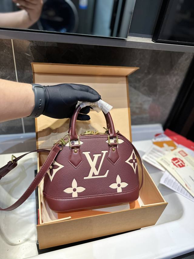 折叠礼盒 Lv 23新品 高级浮雕 Alma B 贝壳包 原版高品质 包包这款retiro 手袋以标志性的老花面料制成 经典永恒 优雅低调的外形设计和宽敞的包身