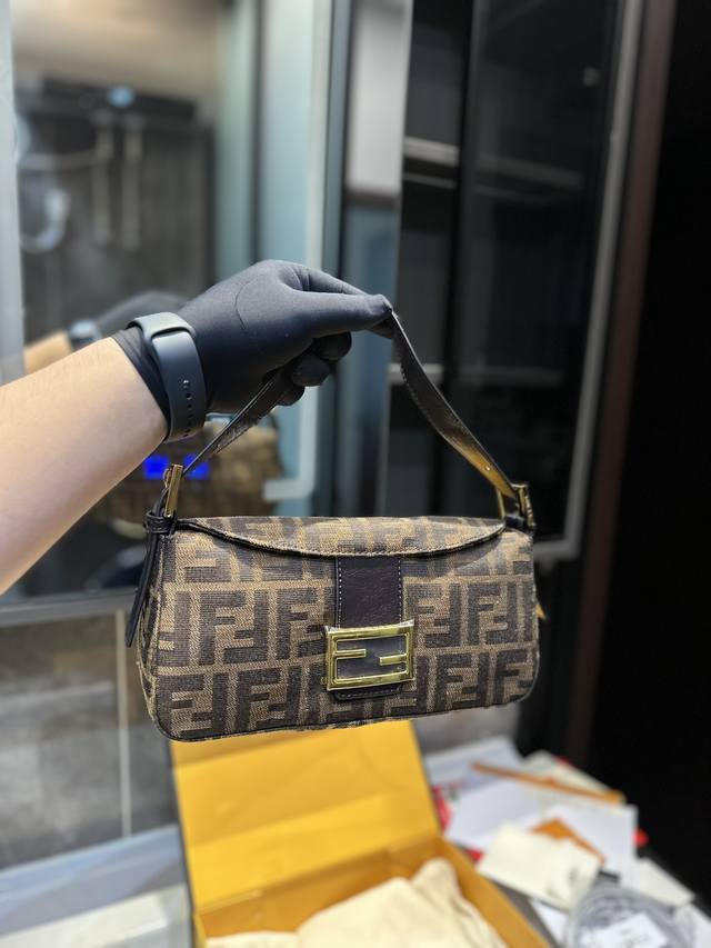 礼盒包装 Fendi 新款法棍包 腋下包 网红vintagef中古法棍包 潮人们背的最多的包包大概就是fendi芬迪的这款法棍包 Baguette 了 从黑色再