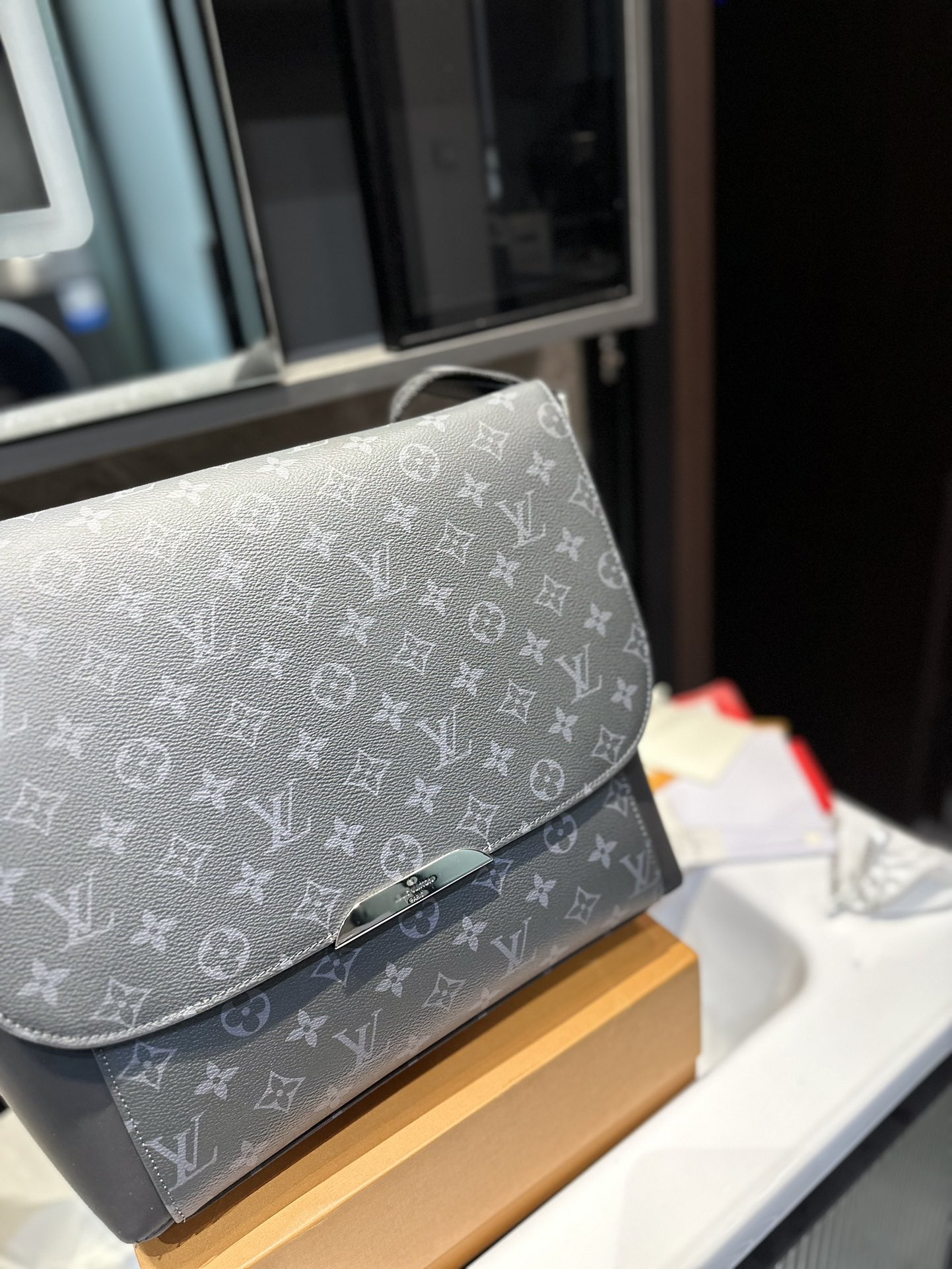 Louisvuitton 路易威登黑武士邮差包 Voyage 手袋 翻盖单肩包 大容量印花斜挎包 采用精湛镶嵌细工 经典百搭 实物拍摄 原厂原版面料s尺寸30