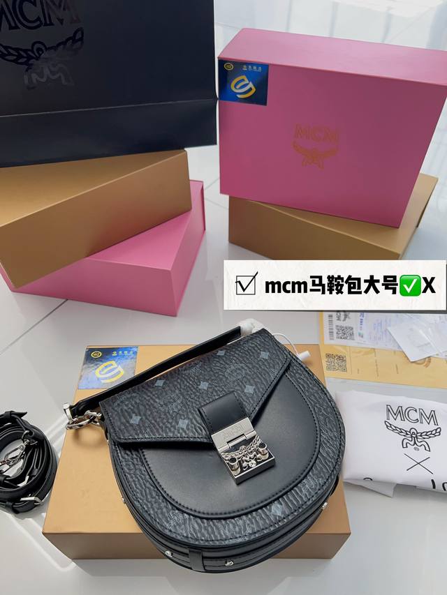 折叠盒 Mcm 超经典 马鞍包 功能性也有了升级 手提斜背两用 可盐可甜 真的巨好看 怎么背都 尺寸 22.21Cm