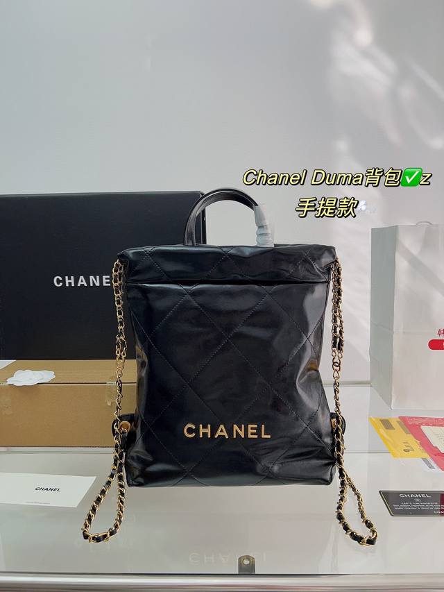 配飞机盒折叠盒 手提款 Chanel 22Bag垃圾袋 最贵的 垃圾袋 不是第一眼美女但拿到手立马真香现场 上身时髦感upup 足以满足日常通勤需求 俺建议直接