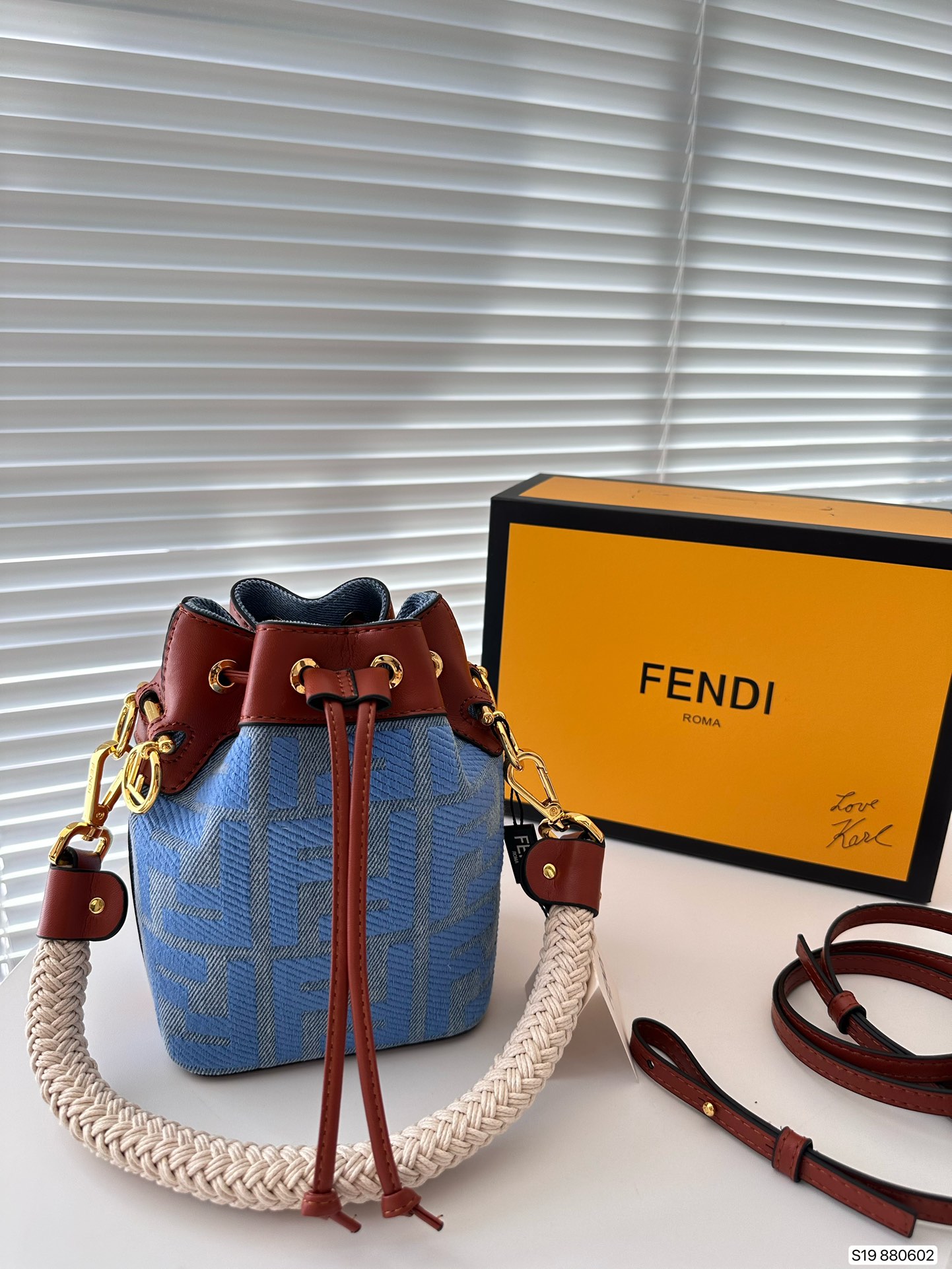 配折叠盒子 Fendi 芬迪 网红vintage复古水桶包 潮人们背的最多的包包大概就是fendi芬迪的这款 单肩 斜跨都不是问题 有种慵慵懒懒的街头风 戚薇 - 点击图像关闭