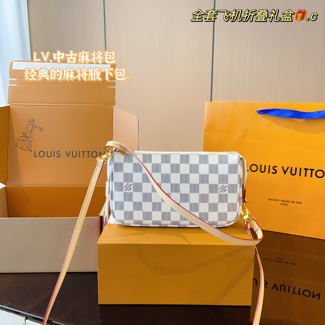 配全套飞机礼盒 Lv 中古 腋下包 配长肩带 这款retiro 手袋以标志性的lv老花面料制成 搭配奢华的黄皮饰边 经典永恒 优雅低调的外形设计和宽敞的包身更加