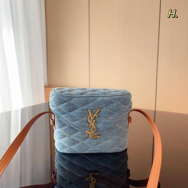 Ysl 圣罗兰 Saint Laurent 23Ss 牛仔菱纹绗缝斜挎包 专柜新品 明星款 据说上市不到一个月被抢空 超多博主推荐 保留了ysl一贯的摇滚精神