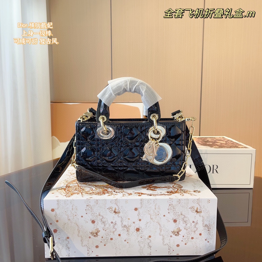 配全套飞机礼盒 Dior 迪奥 新品 戴妃 横版 漆皮 夏日必备单品. 实在是太太帅气了 新品到货 尺寸横版 22*6*14Cm