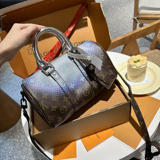 折叠礼盒官网飞机盒 Lv Keepall Xs 秀款 枕头包 很燃 这款retiro 手袋以标志性 经典永恒 优雅低调的外形设计和宽敞的包身更加入了实用性 尺寸