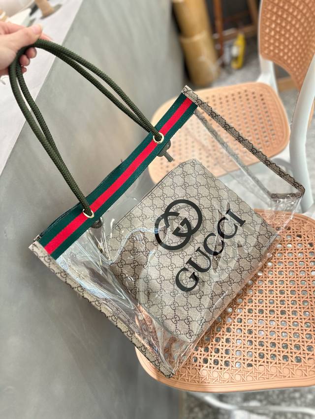 两件套 Lv Gucci Keepall 沙滩果冻包 这是什么神仙包 太酷了吧 Monogram印花 搭配大胆的炫彩材质 十分亮眼 特别好看 强推一百遍 一只难