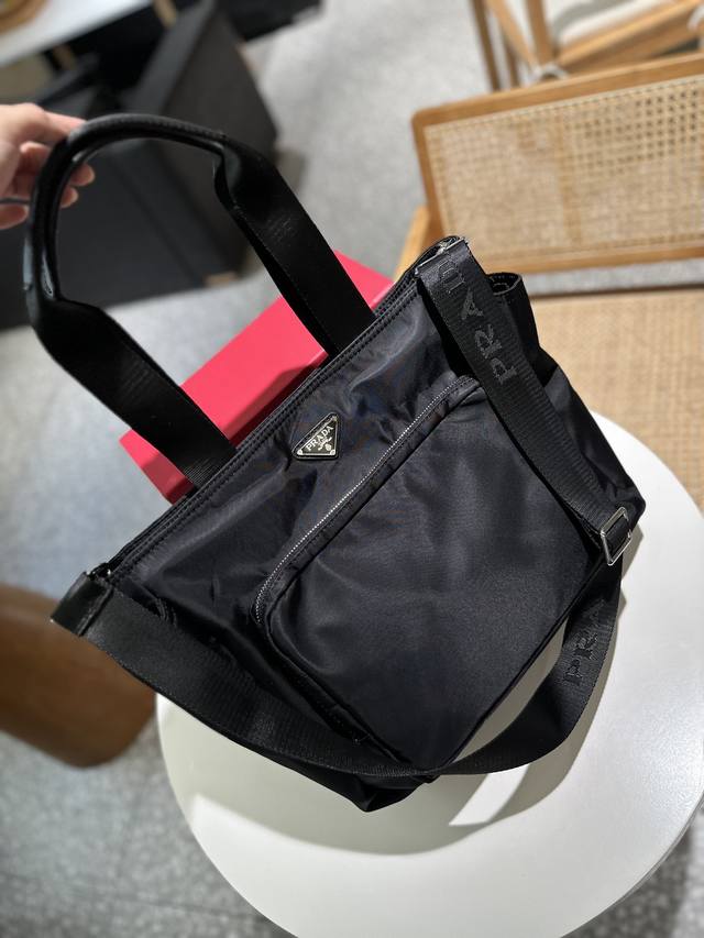 Prada 普拉达 22新品帆布 邮差包 Logo五金原版一比一品质 内置隔层 炒鸡百搭实用的一款 喜欢的美妞赶快入手吧 店主推荐 质量超赞 尺寸 30 25C