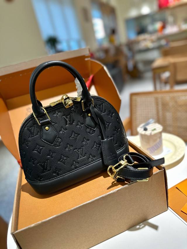 折叠礼盒包装 Lv 23新品 Alma B 贝壳包 原版高品质 包包这款retiro 手袋以标志性的老花面料制成 经典永恒 优雅低调的外形设计和宽敞的包身更加入