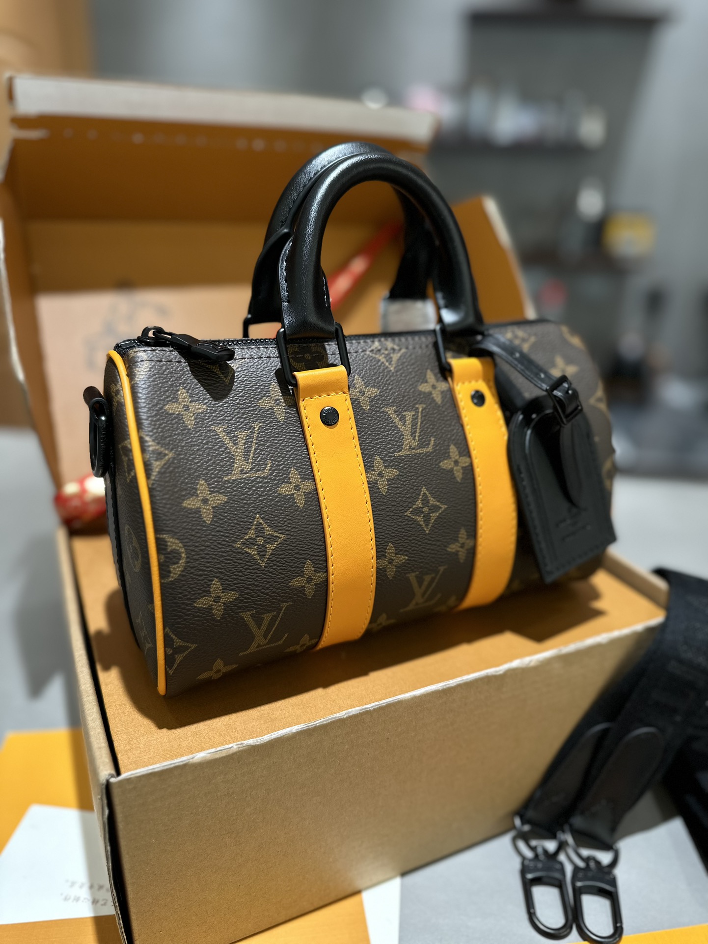 折叠礼盒包装 Lv Keepall Xs 秀款 枕头包 很燃 这款retiro 手袋以标志性 经典永恒 优雅低调的外形设计和宽敞的包身更加入了实用性 尺寸 24