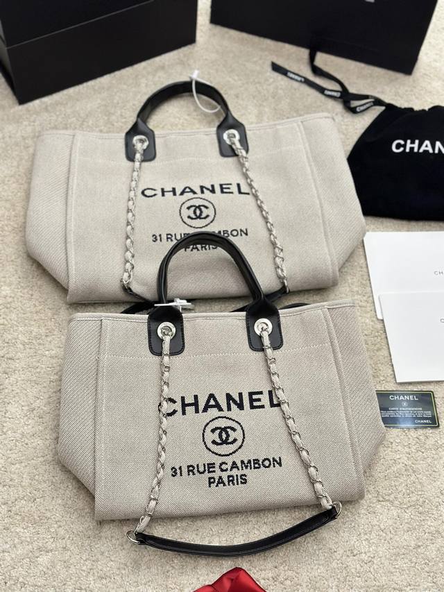 复刻版 牛皮 Chanel 新款帆布沙滩包购物袋 Chanel帆布沙滩包每年都会出新的款 跟老款不同的logo装饰更加高端大气 容量超级可妈咪包 沙滩包采用帆布