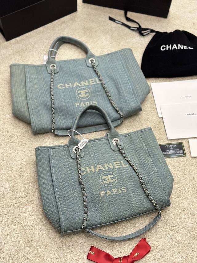 复刻版 牛皮 Chanel 新款帆布沙滩包购物袋 Chanel帆布沙滩包每年都会出新的款 跟老款不同的logo装饰更加高端大气 容量超级可妈咪包 沙滩包采用帆布