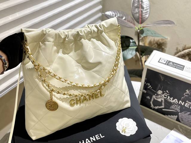 原厂油蜡皮 折叠礼盒 Chanel 垃圾袋 皮质油亮柔软光泽小牛皮 22Bag 以数字命名的 垃圾袋 2021 年10 月 Chanel 品牌艺术总监virgi