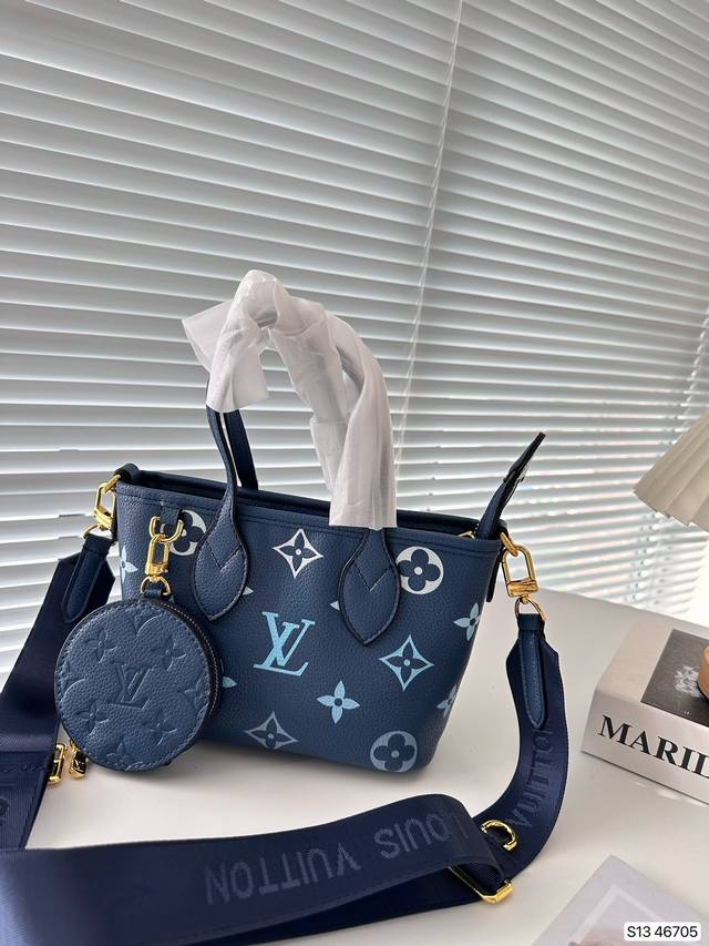 Lv Mini 购物袋万年不过时 专用lv面料原单五金 手感超软 超舒服 全部五金都带logo 时尚百搭 网红街拍首选尺寸 20 14 货号46705