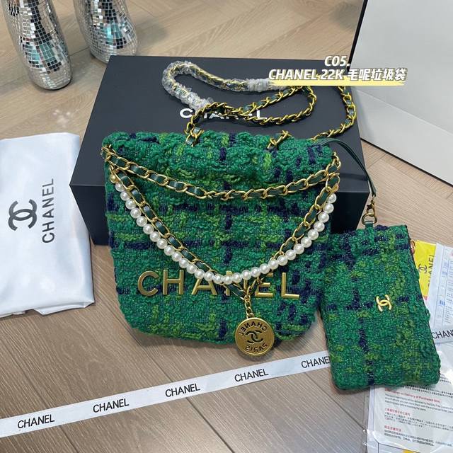 配折叠盒 Chanel 22K毛呢垃圾袋 这一季的毛呢款都好适合秋冬啊 都超级好好看 一眼就喜欢上了 马上就收入囊中了主要以粗花为主,非常复古 标志性衔缝细节跟