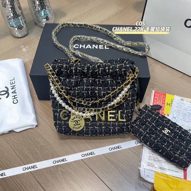 配折叠盒 Chanel 22K毛呢垃圾袋 这一季的毛呢款都好适合秋冬啊 都超级好好看 一眼就喜欢上了 马上就收入囊中了主要以粗花为主,非常复古 标志性衔缝细节跟