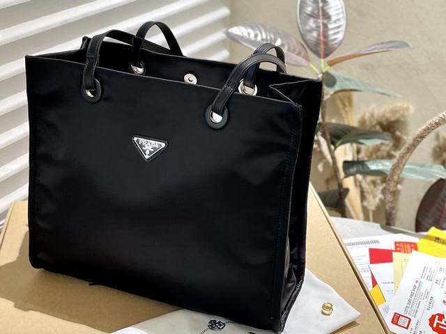 礼盒包装 普拉达 Prada 尼龙腋下包 Tote 男女同款 百搭神器 正式休闲皆可 日常通勤无压力 尺寸36.30