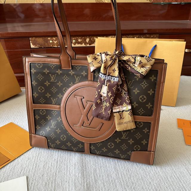 Lv 中古 Tote 斜挎包 网红爆款 这款包真是太有味道了 浓浓的复古风情 的精髓体现的淋漓尽致 挺括明快的线条与丰富的经典设计细节彰显独特魅力 时尚而实用的