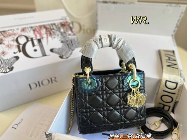 飞机盒折叠盒 Size:16.5 14.5 Lady Dior 迪奥三格戴妃手提包 以藤格纹缉面线打造醒目的绗缝细节 时髦典雅的设计经久不衰 两条肩带 手提 斜