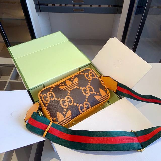 新品推荐 Gucci X Adidas高端系列阿迪达斯联名款相机包 Gucci 斜挎包明星同款 原版牛皮 各大明星追捧的爆款 采用最好的五金配件 经典logo