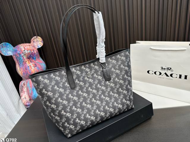 Size 35*27Cm 8月新款新款吸扣单面city托特包 Coach蔻驰经典logo购物袋tote包 大爆款 分分钟断货 搜索蔻驰coach 购物袋