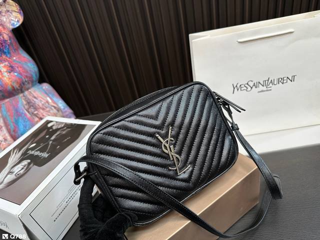 免税店全套包装 Ysl 圣罗兰 相机包 设计真的不要太高级 包包超级轻盈完全无负担 万能百搭 不会出错 尺寸20.15Cm