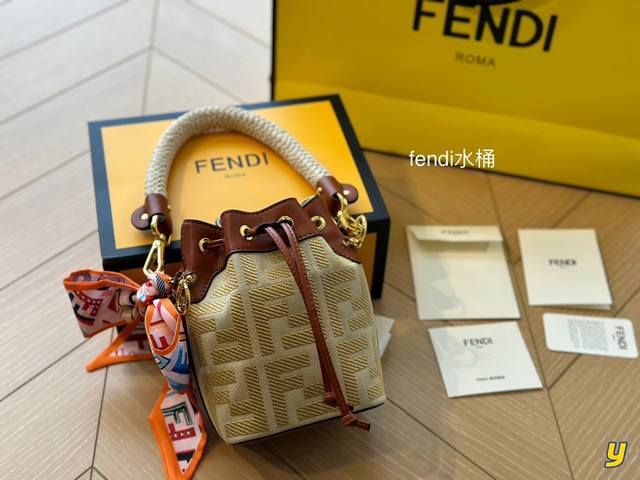 折叠盒 Fendi Mon Tresor小号水桶手袋 2022年米兰时装周街拍中 潮人们背的最多的包包大概就是fendi芬迪的这款水桶包了 配有抽绳和fend金