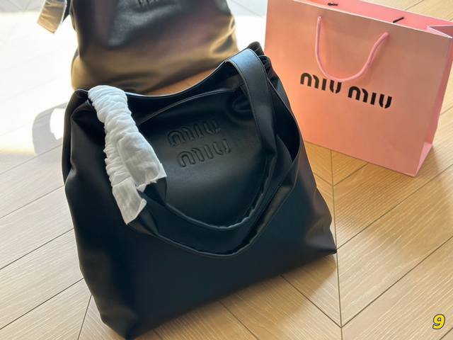 Size 36*36Cm 被miumiu征服的一天 Miuniu Tote托特包 最新秀款包包 跟上大包的节奏 随意慵懒 本季最爆 无法反驳吧了吧