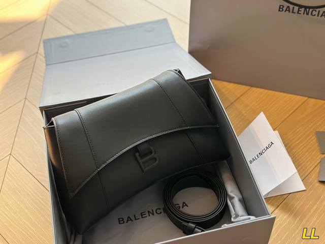 配盒 Size:34*21 28*16 Balenciaga Down Town 新款沙漏 异型包的设计又酷又高级 包身容量可观