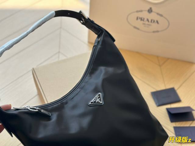 Size 27*31Cm Prada Hobo中古腋下包 皮质肩带更复古硬挺一些 多了一份随意和简单 完全的时尚百搭