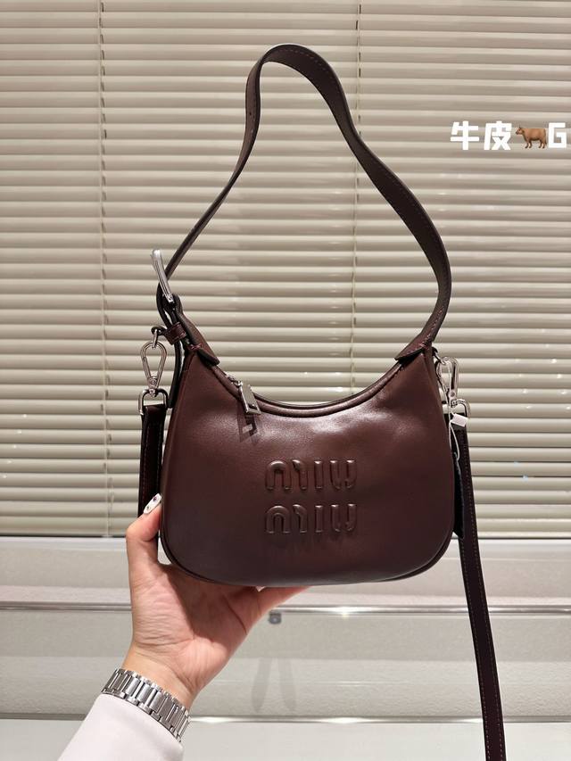 纯皮 Miumiu新品 浮雕 腋下包 牛皮质地 时装 休闲 不挑衣服 尺寸21*13Cm - 点击图像关闭