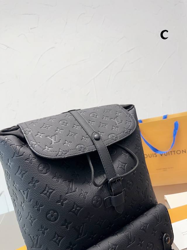 原单品质 Lv 双肩包 Monogram帆布裁制而成 此款hot Springs双肩背包代表lv Vernis皮革的华丽回归 是一款风格百搭而可爱 适合全天背携