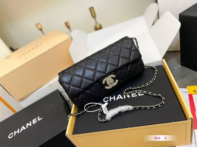 配折叠礼盒 Chanel 23P请收下这只绝美晚宴包 今天的惊艳来自于23P这只绝美晚宴法棍包羊皮皮质 搭配精致的满珍珠双c扣细长的包型精致优雅 香奈儿难得一出