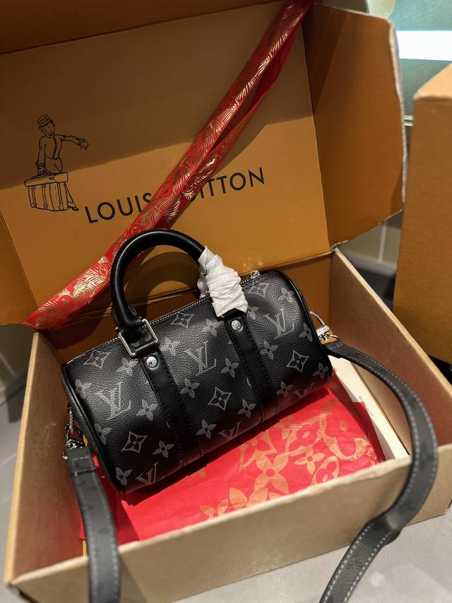 折叠礼盒包装 Lv Keepall Xs 秀款 枕头包 很燃 这款retiro 手袋以标志性 经典永恒 优雅低调的外形设计和宽敞的包身更加入了实用性 尺寸 25 - 点击图像关闭