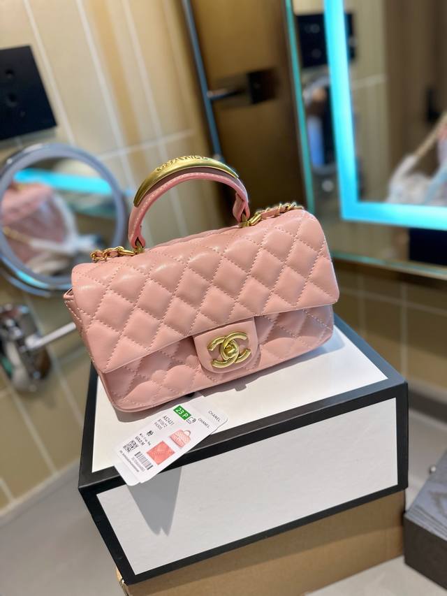 折叠礼盒包装 Chanel Mini Handle 高级金属手柄cf 这季手柄跟以往不一样 金属装饰是加分项 更加精致复古 容量一如既往的够用 可以放手机 團