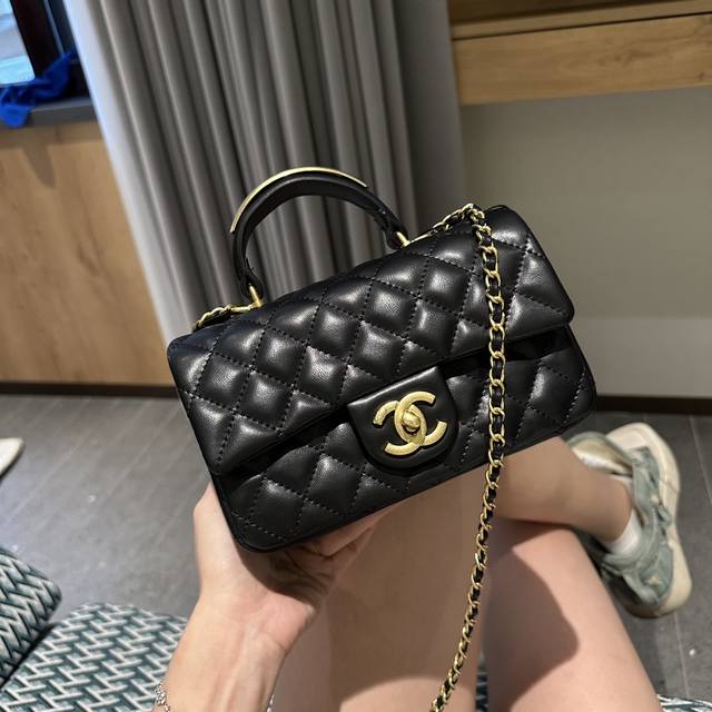 折叠礼盒包装 Chanel Mini Handle 高级金属手柄cf 这季手柄跟以往不一样 金属装饰是加分项 更加精致复古 容量一如既往的够用 可以放手机 團