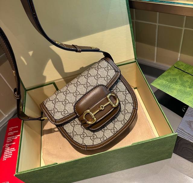 折叠礼盒包装 Gucci 1955 Horsebit Bag 马鞍包 经典的马衔扣+Monogram+棕色勾边设计 满满的复 斜挎 短肩带单肩带 长肩带单肩带都